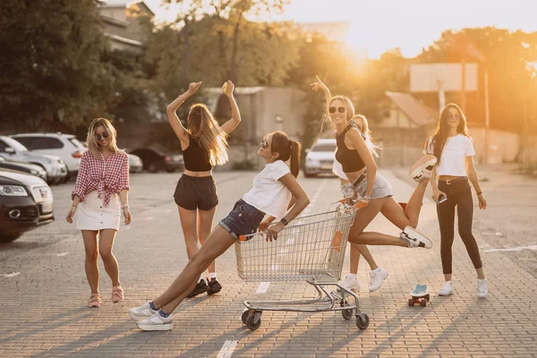 Bir süpermarket arabası olan genç kadın iyi eğlenceler — Stok fotoğraf