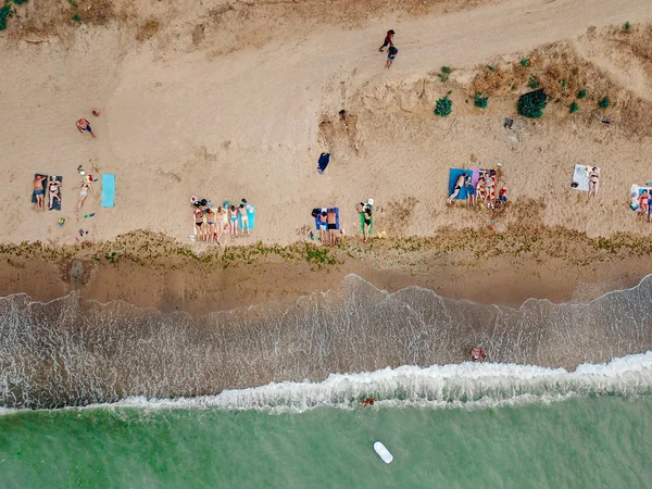 La gente descansa en la playa salvaje con sus familias. — Foto de Stock