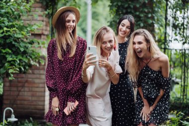 Chotiri kızlar fotoğraf tartışmak