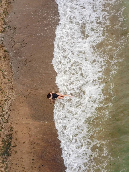 Jovem mulher asiática na praia na areia perto das ondas. — Fotografia de Stock