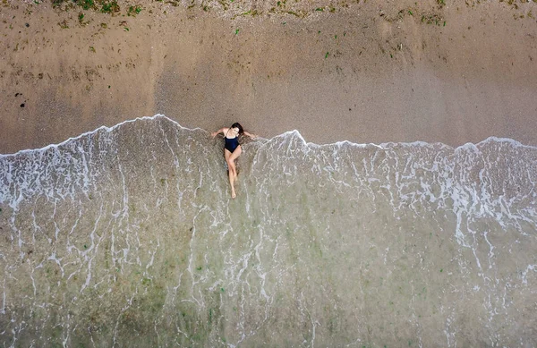 해변의 해변에 사는 젊은 아시아 여인, 파도 근처의 모래 위 에서. — 스톡 사진