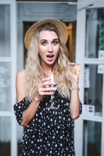 Chica con una copa de vino — Foto de Stock