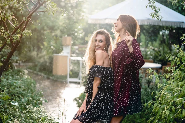Två flickor i en sommar park — Stockfoto