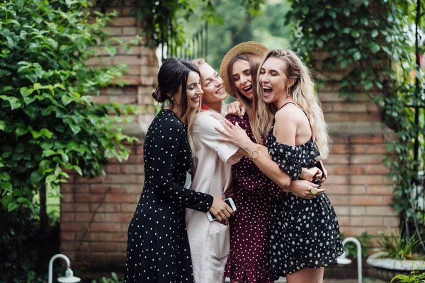 Quatro meninas estão se divertindo — Fotografia de Stock