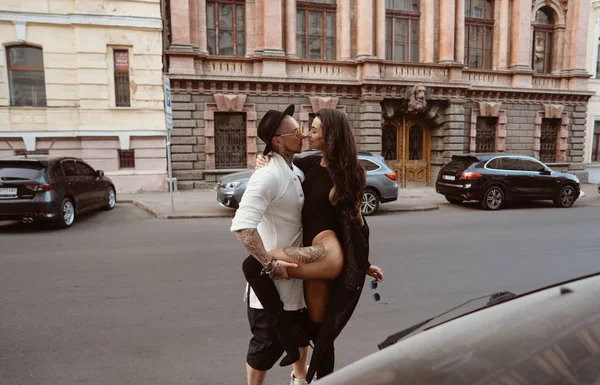 Una joven y sexy pareja de amantes posan para una cámara en las calles — Foto de Stock