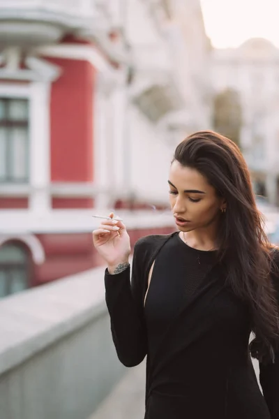 Sexy, jovem mulher no corpo fuma na rua — Fotografia de Stock