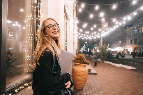 Jeune femme posant avec un ordinateur portable dans la rue — Photo