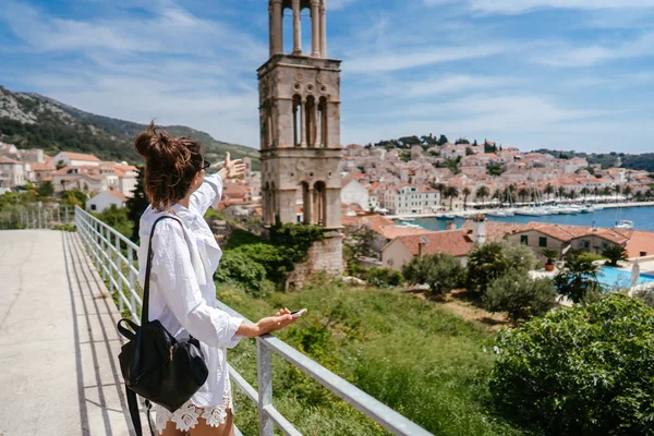 Mooie jongedame op de achtergrond van een kleine Kroatische stad — Stockfoto