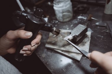 Atölye çalışmasında, bir kadın Kuyumcu Takı lehimleme meşgul