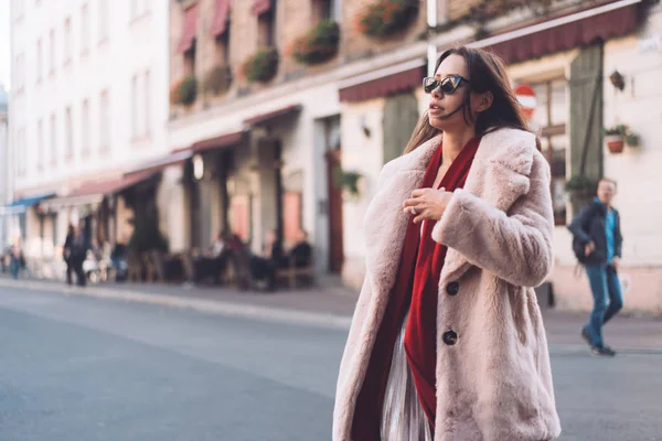 Giovane bella donna elegante che cammina in cappotto rosa — Foto Stock