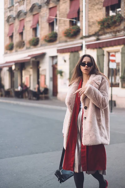 Giovane bella donna elegante che cammina in cappotto rosa — Foto Stock