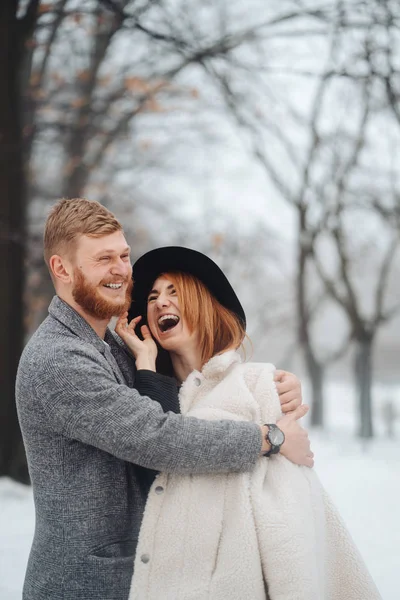 Chlap a dívka se odpočívá v zimním lese. — Stock fotografie