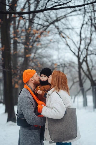 Pai mãe e bebê no parque no inverno — Fotografia de Stock