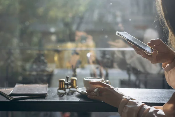 Menina sorrindo atraente tirar foto xícara de latte, usando smartphone — Fotografia de Stock