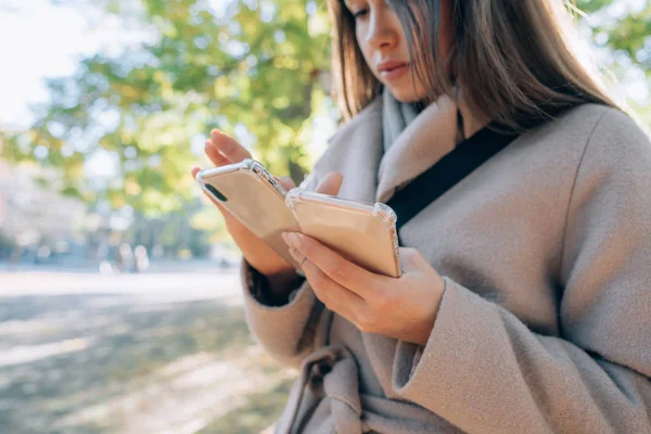 Schönes junges Mädchen hält zwei Smartphones in den Händen — Stockfoto