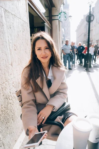 Mooie jongedame met smartphone op de stad straat — Stockfoto