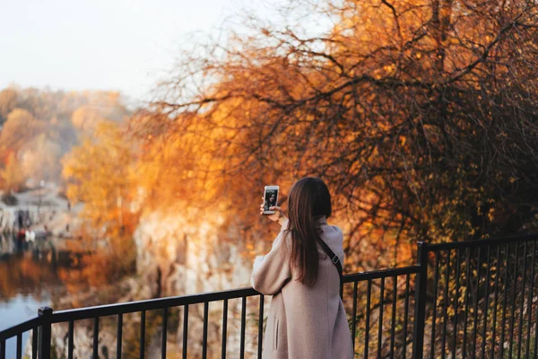 Woman making selfie in the autumn park — Stock Photo, Image