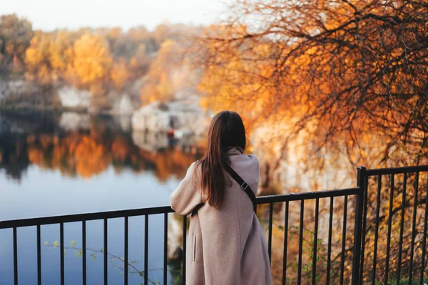 Otoño chica de pie hacia atrás y viendo la naturaleza . — Foto de Stock