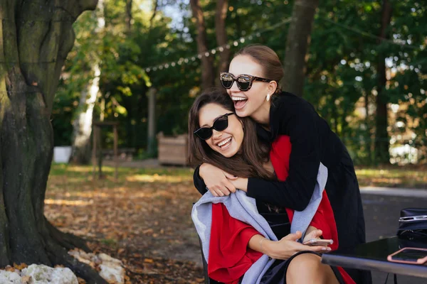 Une fille étreignant son amie. Portrait Deux petites amies dans le parc . — Photo