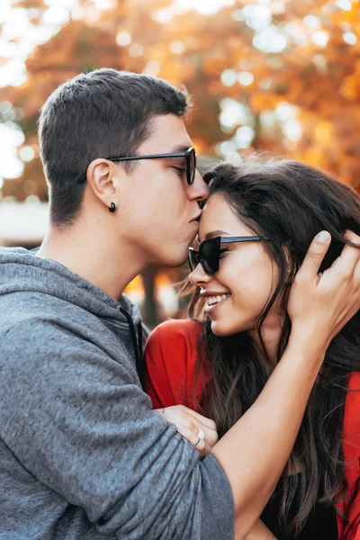 Парень нежно целует свою девушку на улице. — стоковое фото