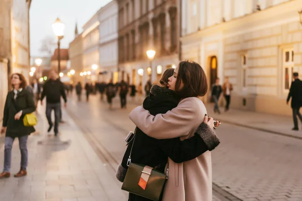 Foto de cerca de dos amigas emocionales abrazándose — Foto de Stock