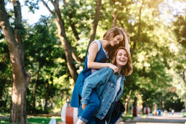 De belles femmes qui s'amusent dans le parc. Amis et concept d'été. — Photo