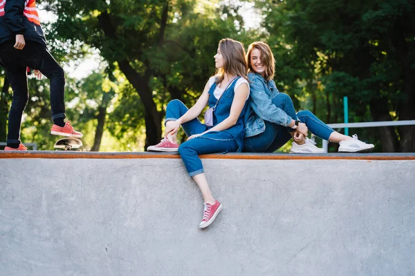 Deux jeunes filles heureuses assises au skate park — Photo