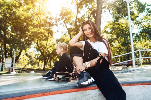 Bella giovane mamma hipster e piccolo figlio allo skatepark — Foto Stock