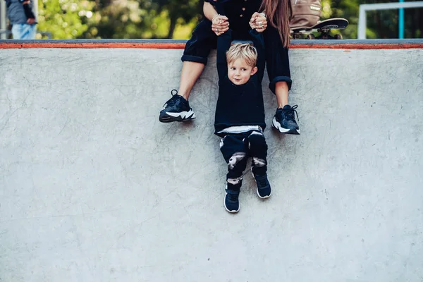 Bella giovane mamma hipster tiene il suo piccolo figlio per le mani — Foto Stock