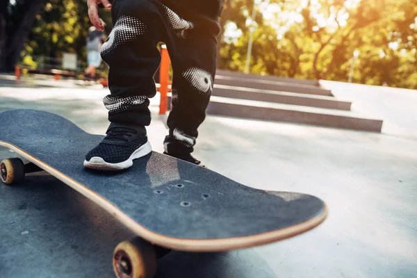 Jongen benen op het skateboard close-up afbeelding — Stockfoto