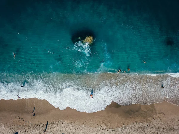 Вид с воздуха с летающего дрона людей, расслабляющих — стоковое фото