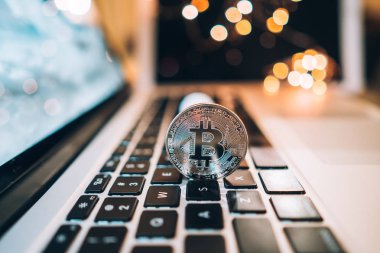 Bitcoins paralar laptop makro çekim