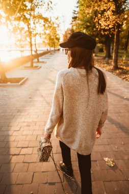 Uzun saçlı sonbahar park yürüme çekici, Genç esmer.