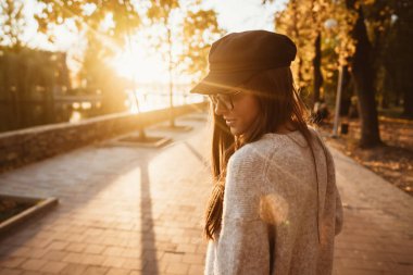 Uzun saçlı sonbahar park yürüme çekici, Genç esmer.