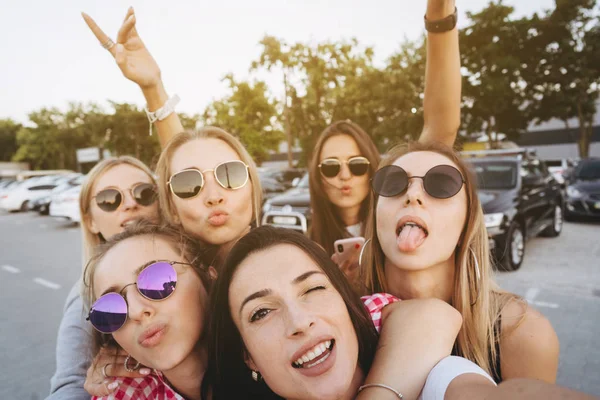 Zes jonge mooie meisjes kijken naar de camera en nemen een selfie — Stockfoto