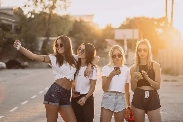 Cuatro mujeres jóvenes tomando una selfie y divertirse — Foto de Stock