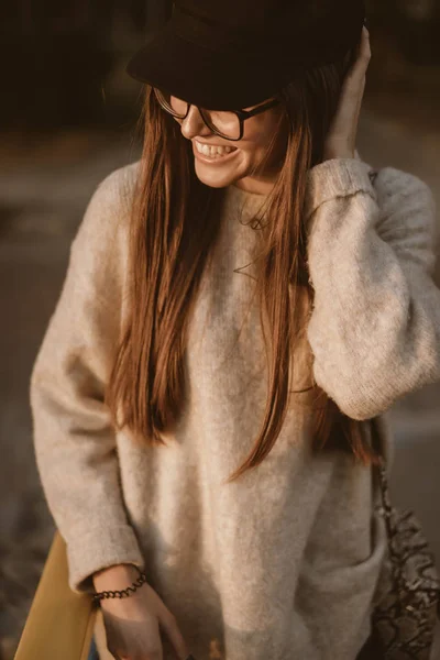 Menarik, gadis berambut coklat muda dengan rambut panjang berjalan di taman musim gugur . — Stok Foto
