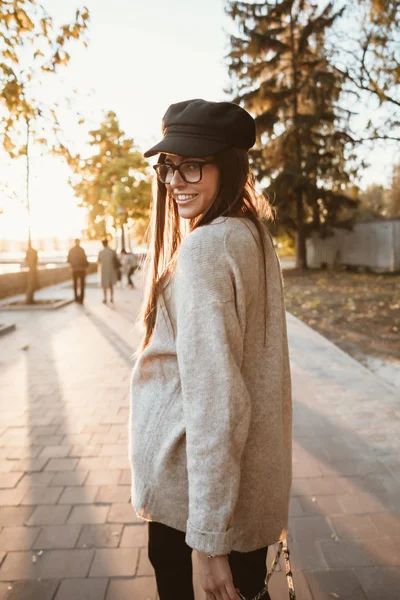 Atraente, jovem morena com cabelos longos andando parque de outono . — Fotografia de Stock