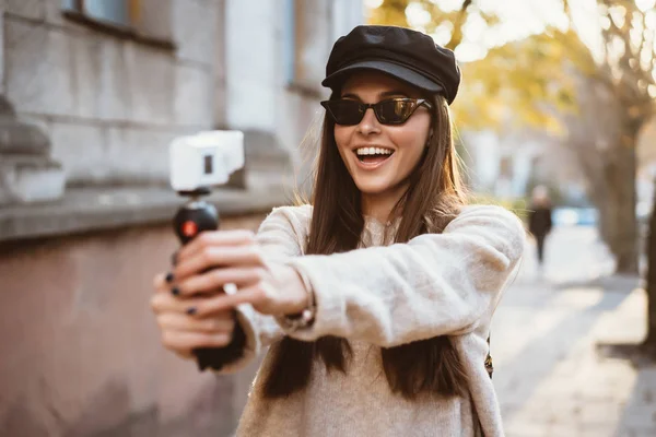 Bonito, jovem blogueira posando na câmera . — Fotografia de Stock