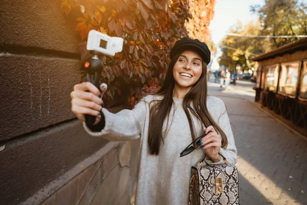 Bonito, jovem blogueira posando na câmera . — Fotografia de Stock