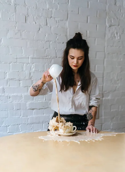 Jovem derramou cappuccino na mesa — Fotografia de Stock