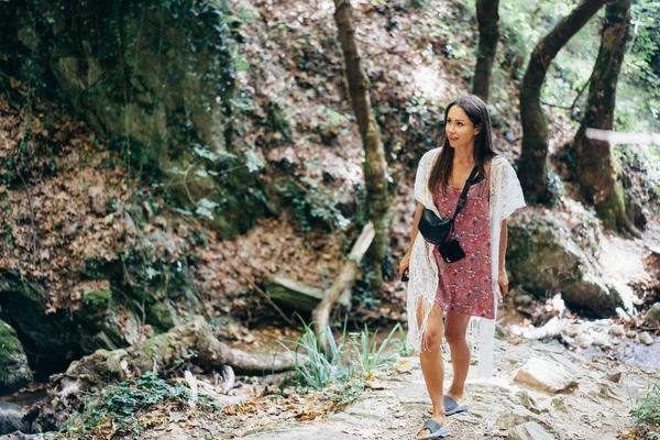 Güzel, genç bir kız yürüyüşleri dağ eteklerinde — Stok fotoğraf