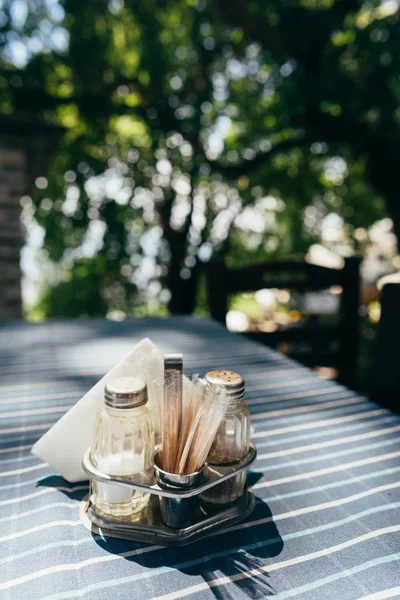 Cerca de la mesa blanca en el restaurante —  Fotos de Stock