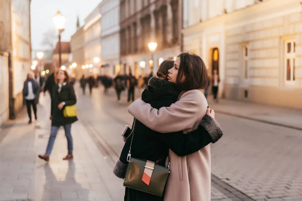 Foto de cerca de dos amigas emocionales abrazándose —  Fotos de Stock