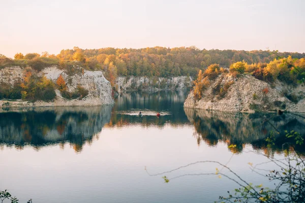 Twardowski Rocks Park, egy régi, elárasztott kőbánya Krakkóban, Lengyelországban. — Stock Fotó