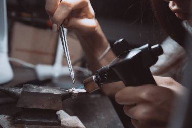 Atölye çalışmasında, bir kadın Kuyumcu Takı lehimleme meşgul