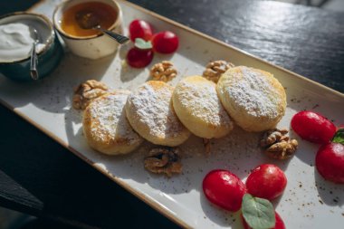 Süzme peynir ekşi krema ile bal tepsiye krep..