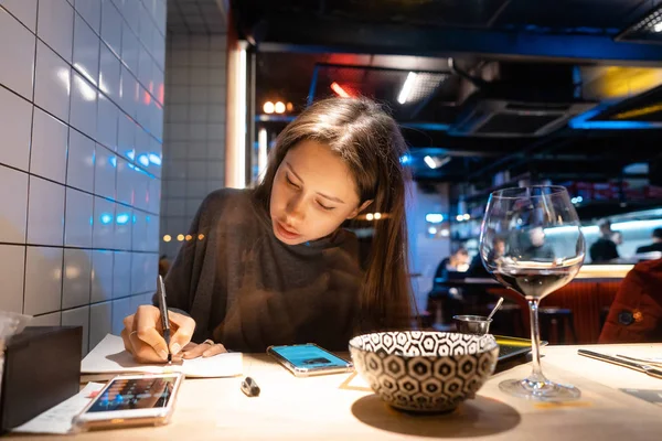 Wanita bekerja di sebuah kafe di malam hari — Stok Foto