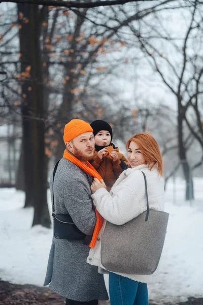 Papà mamma e bambino nel parco in inverno — Foto Stock