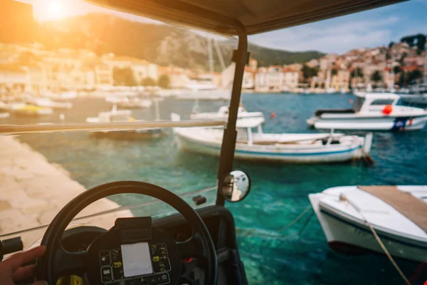 Kleines Elektro-Freizeitfahrzeug, Bucht im Hintergrund — Stockfoto